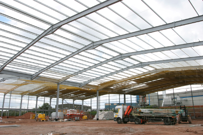 ‘Hit’ and ‘miss’ columns in double bay portal frame