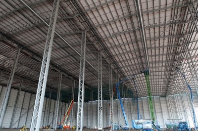 The structure's five high bay areas are 33m-high and have column-free spans of 33m