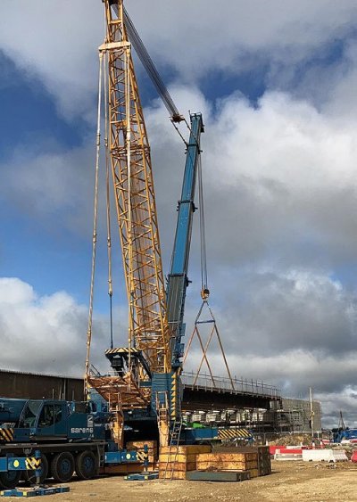 The largest crane available was used in order to speed up the steelwork installation