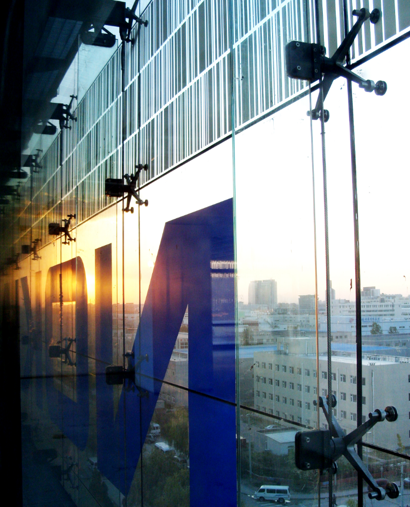 Glass fin-supported glazing with ceramic frit (Image courtesy of Arup)