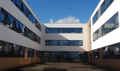 The school has an economic steel design which incorporates differing classroom sizes