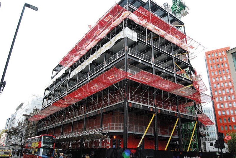 The steelwork erection was successfully completed alongside the busy New Oxford Street thoroughfare