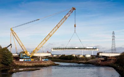 The mid span section is lifted into place by a 700t capacity crane