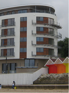 Curved façade using insulated render attached to light steel framing (Image courtesy of Metsec Framing Ltd.)