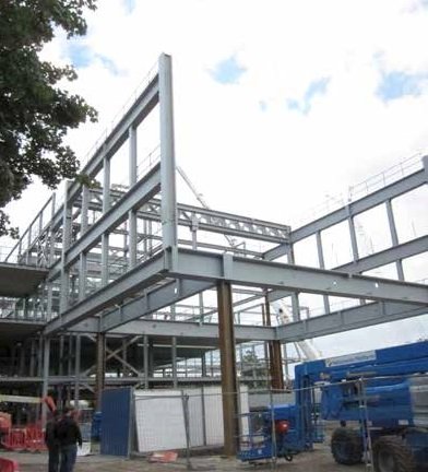 The sports beam was erected swiftly, supported by five sets of paired columns