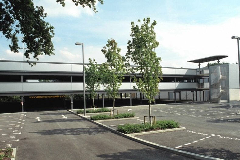 Single deck, flat plate car park with an internal ramp – GreenPark, Reading (Image courtesy of Bourne Parking Ltd.)