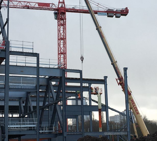 The lower of the two trusses helps create the sports hall’s column-free space