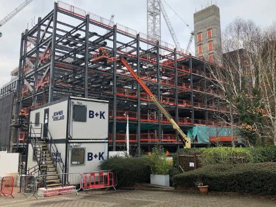 The office block occupies and fills-up an extremely tight and constrained footprint