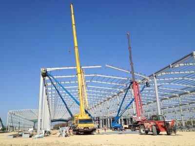 Multi-bay portal frame during construction (Image courtesy of Severfield (Design & Build) Ltd.)