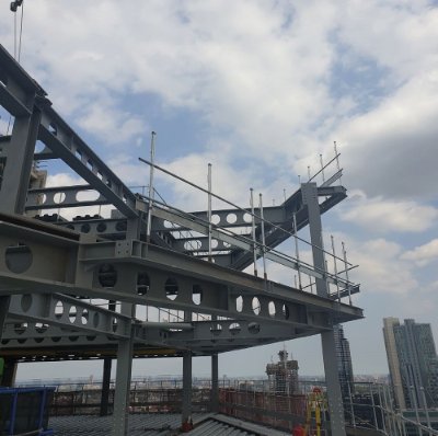 Site constraints meant steelwork had to be erected immediately from the delivery vehicles