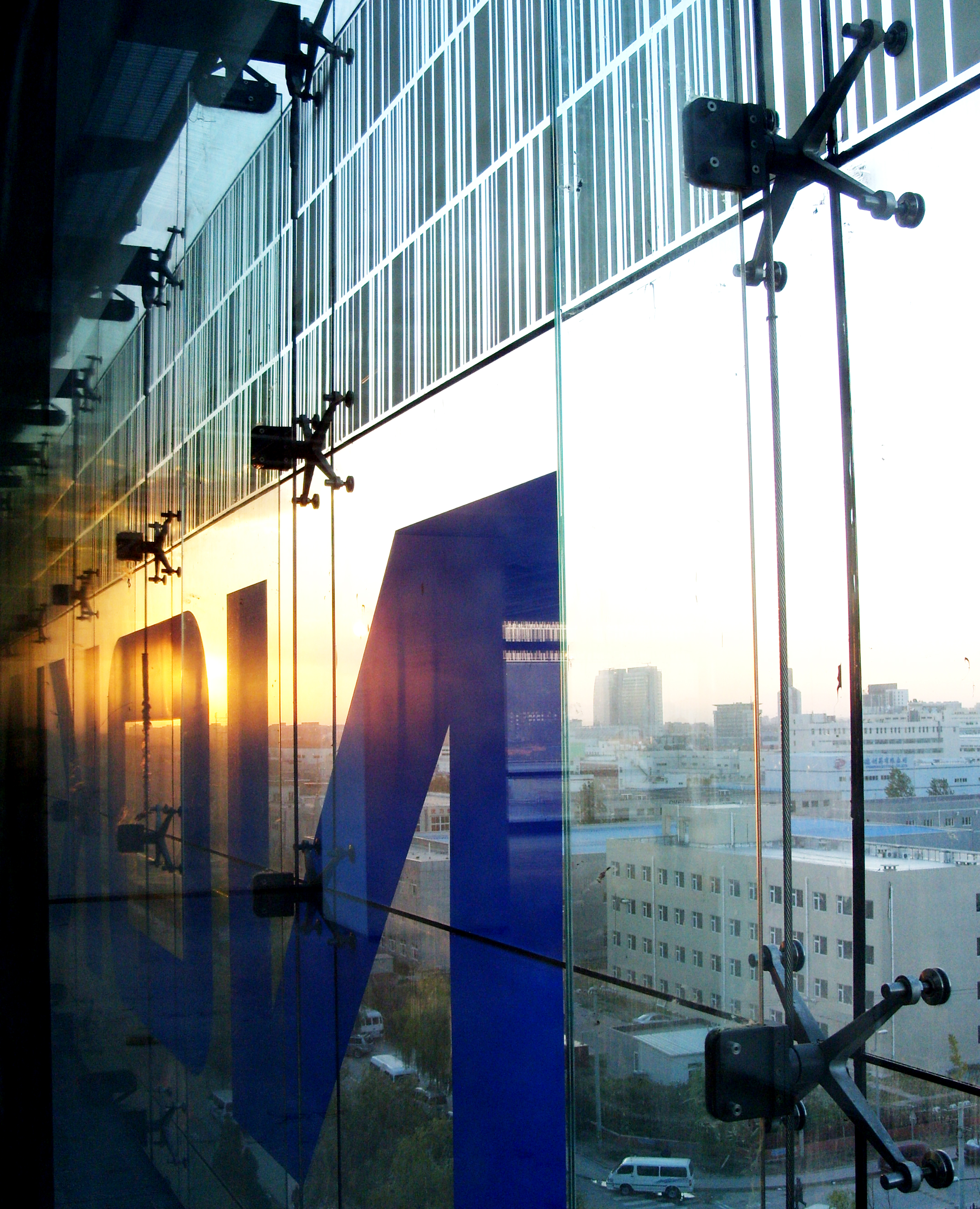 Glass fin-supported glazing with ceramic frit (Image courtesy of Arup)